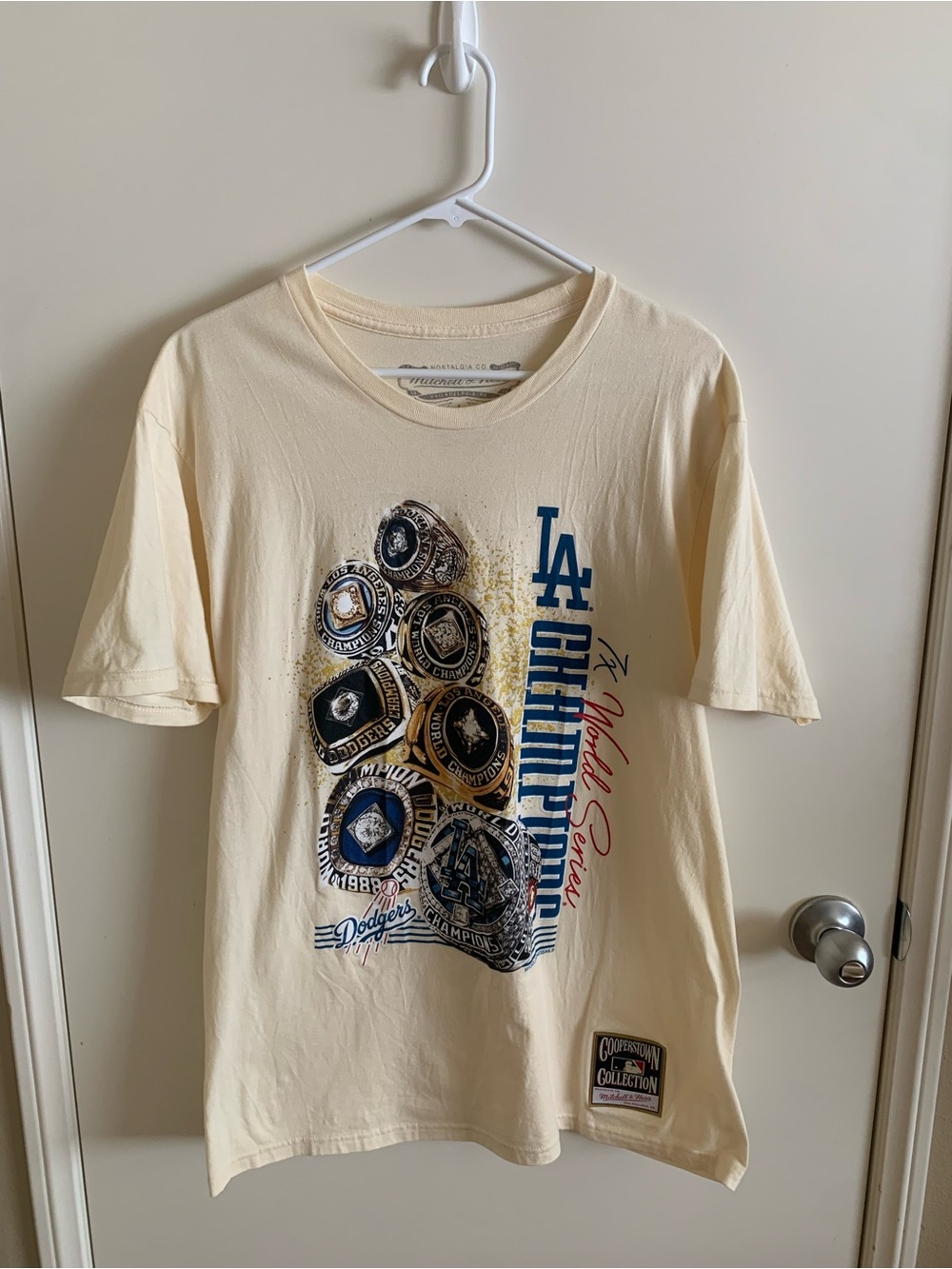 Mitchell & Ness LA Dodgers World Series Champions Cream Graphic T-Shirt Size L